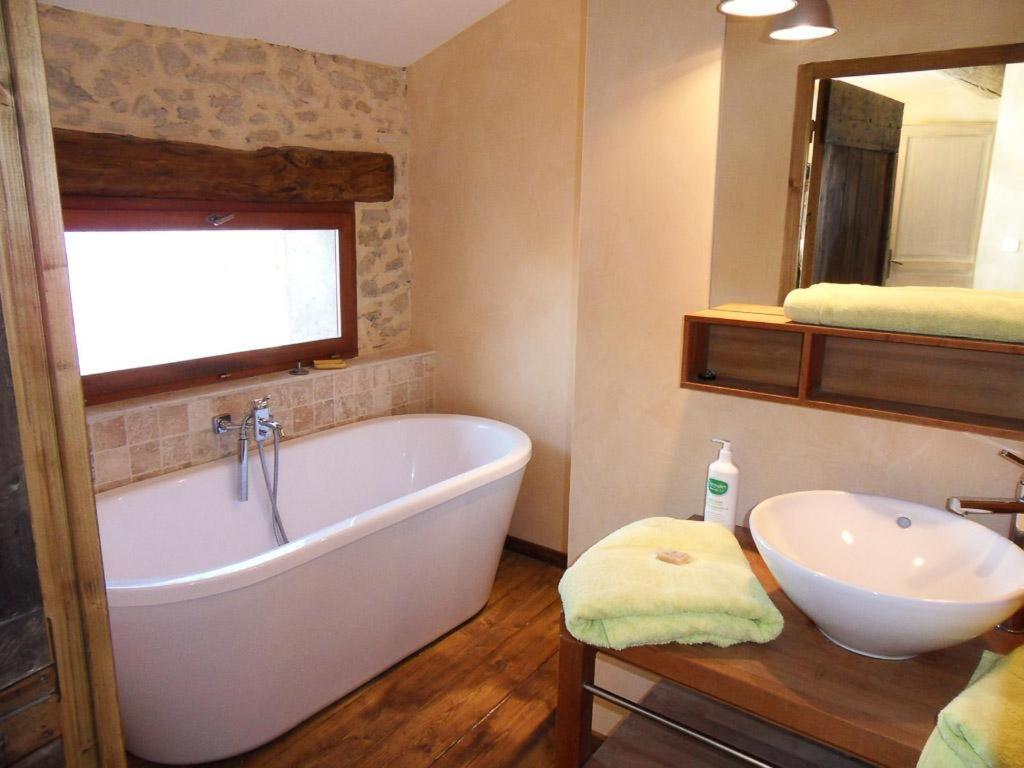 Bed and Breakfast Le Relais D'Elle Niozelles Exterior foto